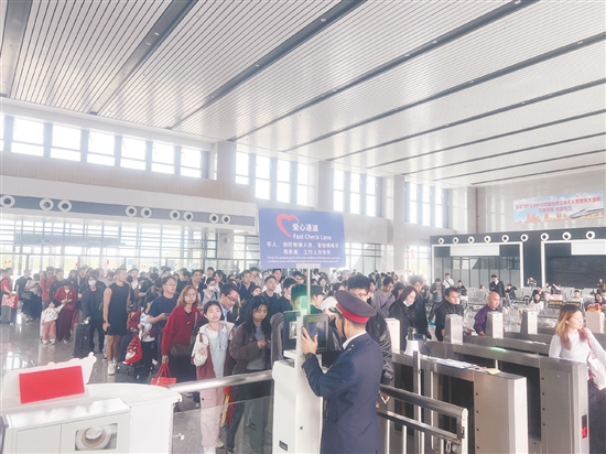 今年春運期間，恩平站發(fā)送旅客55249人次，到達旅客56818人次，收發(fā)總量逾11.2萬人次。