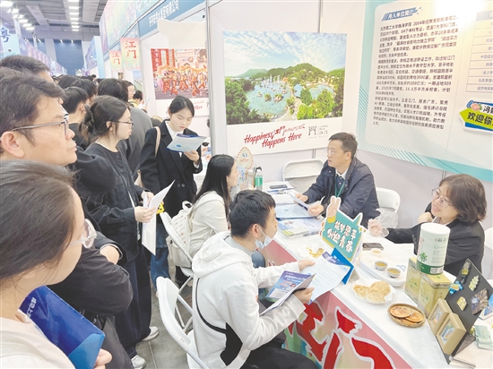 恩平市人社局構(gòu)建“外出拓崗、基層攬才、校園納才”三維引才格局，精準對接企業(yè)用工與人才就業(yè)需求。