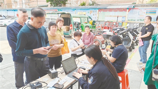 為應(yīng)對(duì)今年身份證換證高峰，恩平市公安局把服務(wù)窗口直接搬到群眾“家門口”。