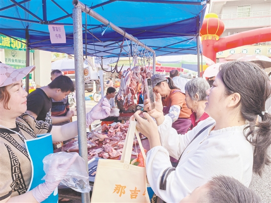 市民游客購買新鮮牛肉。
