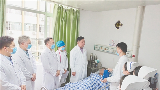 專家團隊在開平市中醫(yī)院開展教學(xué)查房與疑難病例討論活動。