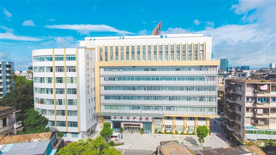 開平市中醫(yī)院成為鄧鐵濤“鐵肩擔(dān)道，仁心仁術(shù)”精神的宣傳與發(fā)揚陣地。