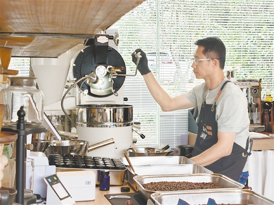 彭水旺希望開(kāi)平種出的咖啡豆能走向更廣闊的市場(chǎng)。