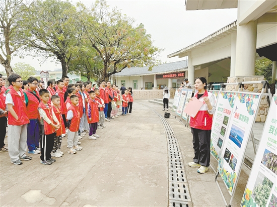 工作人員用通俗易懂的語言講解濕地生態(tài)安全知識。