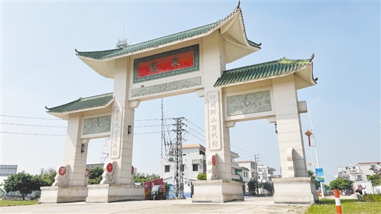 龍泉村4平方公里的村域內(nèi)，承載著逾5000名港澳同胞、海外華僑的鄉(xiāng)愁與牽掛。