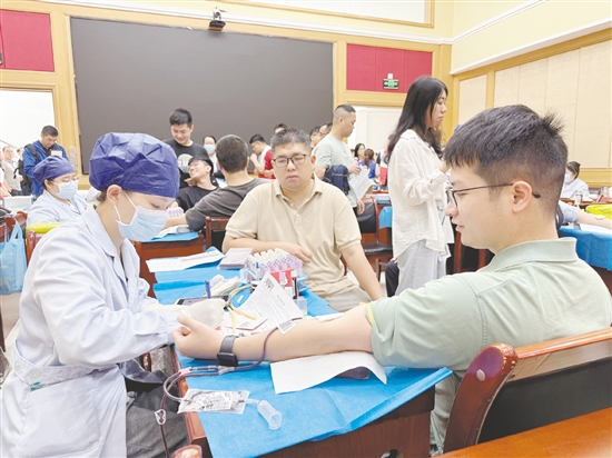 臺山市直機關(guān)單位干部職工積極響應(yīng)、踴躍獻血。