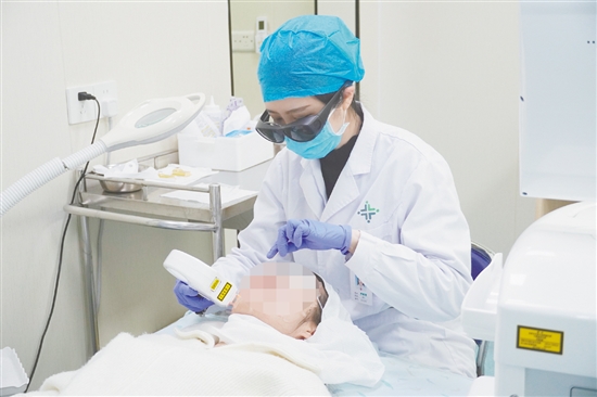 周末，市民在皮膚科做水光針項(xiàng)目。