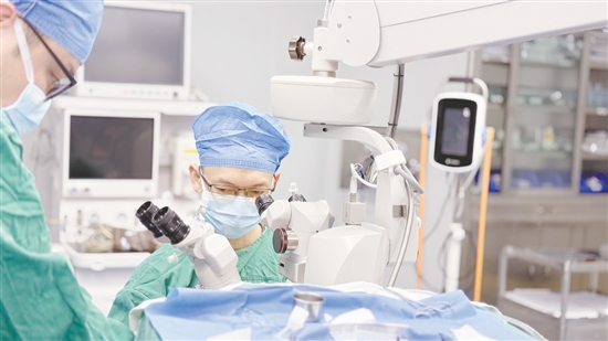 醫(yī)生為患者進行手術。