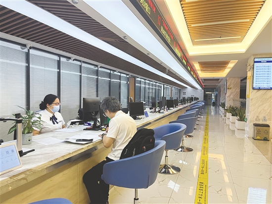 蓬江區(qū)行政服務(wù)中心提供“中午不打烊”延時(shí)服務(wù)，方便企業(yè)、群眾辦事。