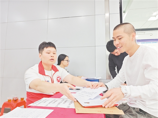 在工作人員的指引下，退役軍人10分鐘就完成了報(bào)到手續(xù)。