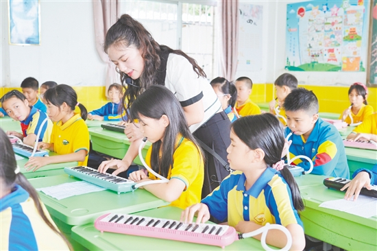 在日?？陲L(fēng)琴教學(xué)中，沙坪街道玉橋小學(xué)采用循序漸進(jìn)的方式，根據(jù)不同年級(jí)學(xué)生的特點(diǎn)精心設(shè)計(jì)教學(xué)內(nèi)容。