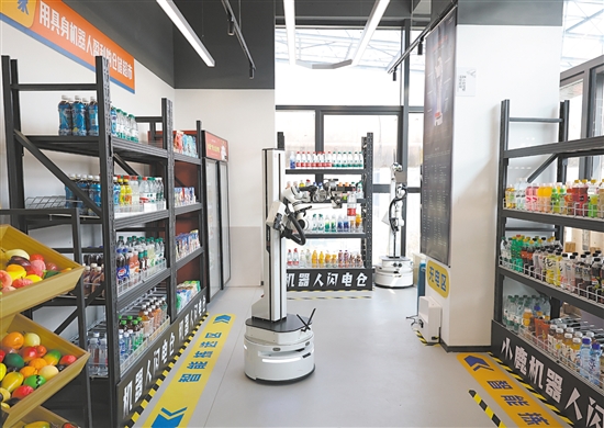 圖為3月25日，在北京市石景山區(qū)首鋼園內(nèi)的人形機器人數(shù)據(jù)訓(xùn)練中心，一款機器人在模擬“商超”場景中工作。新華社發(fā)