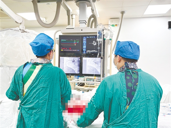 醫(yī)生為患者打通血管。