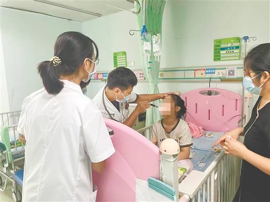 醫(yī)生查看患兒情況。