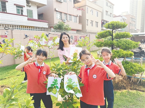 學(xué)生們在活動(dòng)中化身“尋春使者”。