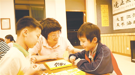 學(xué)生們?cè)趯W(xué)校過得十分快樂。