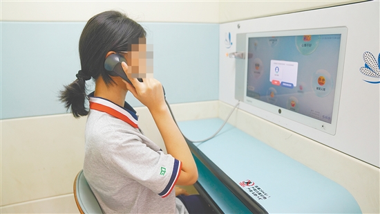 傾訴亭設(shè)有獨(dú)立的私密空間和加密通話系統(tǒng)，不用當(dāng)面傾訴，打消了學(xué)生的顧慮。