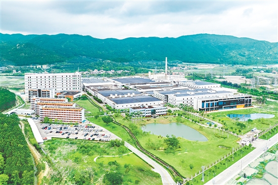 捷德紡織（臺山）有限公司位于海宴鎮(zhèn)沙欄工業(yè)區(qū)，占地面積31.76萬平方米，是一家集牛仔布研發(fā)和生產于一體的現(xiàn)代化企業(yè)。