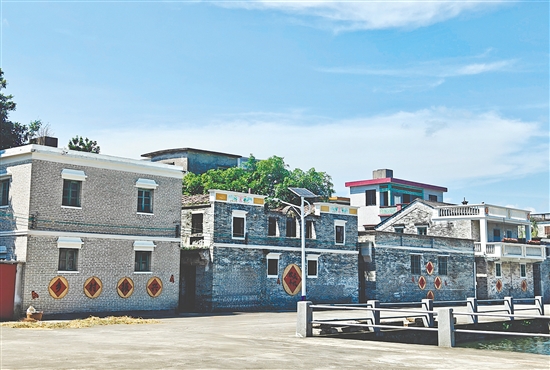 赤坎鎮(zhèn)中股村委會(huì)忠心村改造項(xiàng)目聚焦危舊房拆除、農(nóng)房外立面微改造等民生工程，大大提升區(qū)域環(huán)境品質(zhì)。