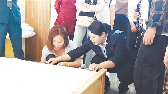 學(xué)員接受實(shí)操培訓(xùn)。