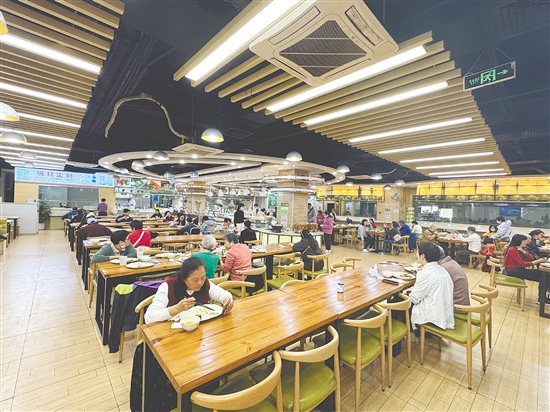 午飯時間，素之緣素食餐廳坐滿了前來用餐的客人。