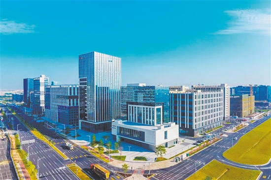 近年來，江海區(qū)持續(xù)優(yōu)化營商環(huán)境，建設(shè)產(chǎn)業(yè)園區(qū)，并大力開展招商工作，吸引大批優(yōu)質(zhì)項(xiàng)目落戶。