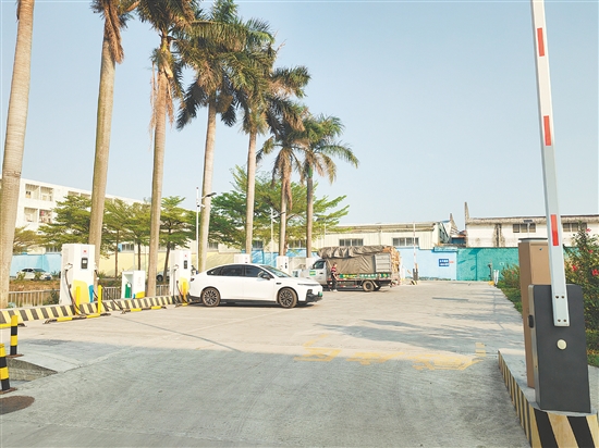 新建村盤活村集體閑置土地，建成新能源汽車充電站。