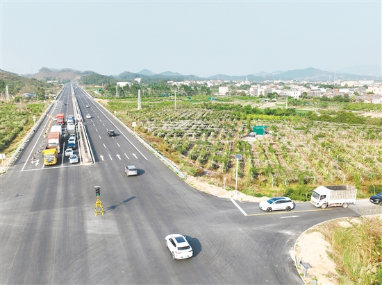 國(guó)道G240成為途經(jīng)新建村的交通大動(dòng)脈，串聯(lián)起村民幸福生活的“黃金線”。