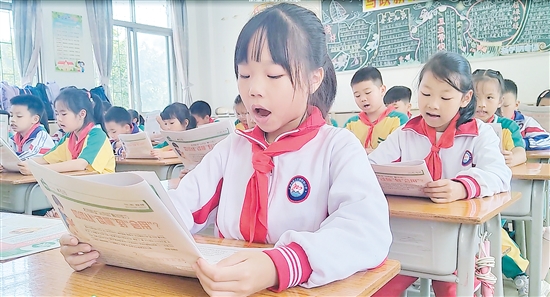 “開口讀”活動得到了學(xué)生們的廣泛喜愛。 “開口讀”活動得到了學(xué)生們的廣泛喜愛。