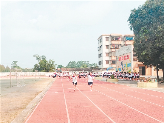 發(fā)令聲一響，同學(xué)們?nèi)珉x弦之箭沖向終點(diǎn)。