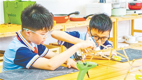 在科學課堂上，學生們動手進行實驗、探究，在心中播下探索科學的種子。