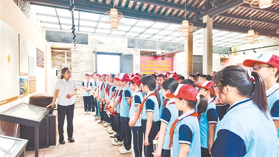 學(xué)生參觀桂水村文明鄉(xiāng)風(fēng)館。