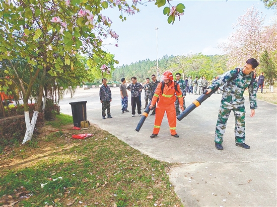 鶴山市應(yīng)急管理局、市應(yīng)急救援大隊對各鎮(zhèn)（街）應(yīng)急備勤隊伍開展系統(tǒng)化裝備培訓(xùn)與實戰(zhàn)拉練。