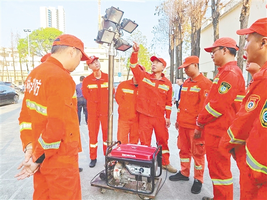 鶴山市應(yīng)急救援大隊結(jié)合基層應(yīng)急處置實際，對裝備使用要點、協(xié)同配合技巧和現(xiàn)場安全注意事項進(jìn)行講解。