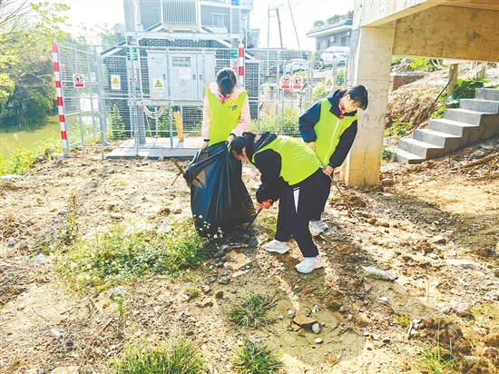 雙橋小學(xué)組織高年級學(xué)生參加“水鄉(xiāng)小管家”志愿服務(wù)活動，培養(yǎng)學(xué)生的社會責(zé)任感。