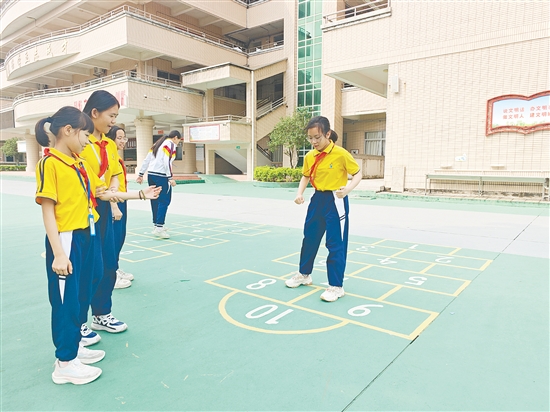 雙橋小學(xué)打造“善美德育”體系，以校園活動為載體開展德育工作。