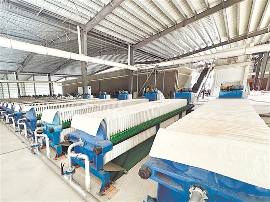 壓濾機(jī)作為友順新材料工廠中自動(dòng)化程度最高的核心設(shè)備，是企業(yè)提質(zhì)增效的關(guān)鍵。