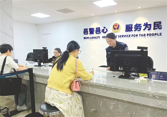 江門市公安局政務(wù)服務(wù)中心工作人員為群眾辦證。