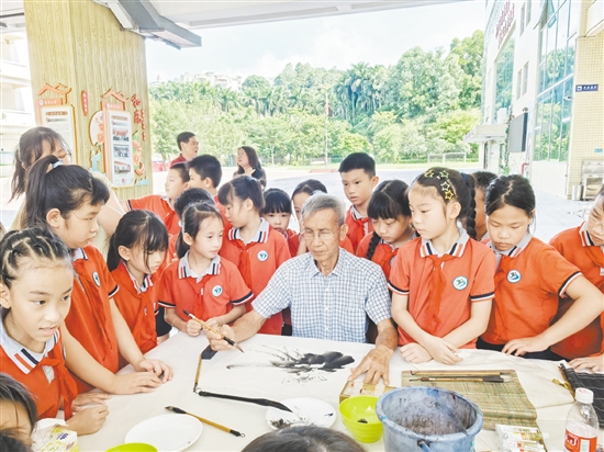 江海區(qū)關(guān)工委組織開展書畫進校園活動。