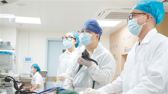 醫(yī)生為患者進(jìn)行胃鏡檢查。