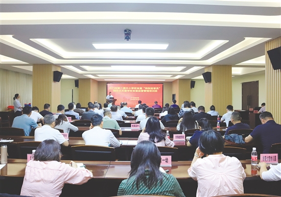 新任“特別監(jiān)督員”參加學(xué)校食堂監(jiān)督管理專題培訓(xùn)。