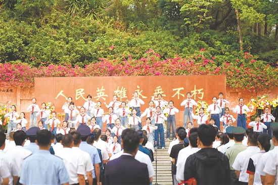 蓬江區(qū)紫茶濱江小學(xué)的學(xué)子們深情演唱《我愛(ài)你中國(guó)》。