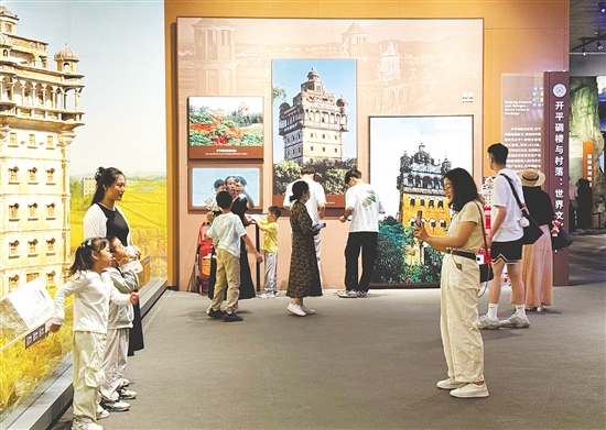 清明假期，不少人到文化場(chǎng)館參觀。