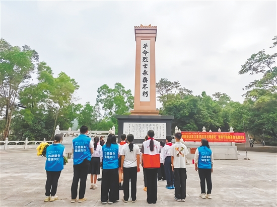 由開(kāi)平市文明辦、長(zhǎng)沙街道新時(shí)代文明實(shí)踐所主辦，蒼江健身廣場(chǎng)學(xué)雷鋒志愿服務(wù)站承辦的清明節(jié)致敬革命先烈主題活動(dòng)在梁金山烈士陵園舉行。
