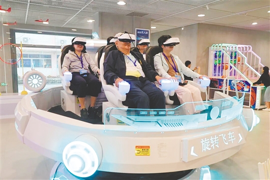 香港國民教育學(xué)會成員在沉浸式感受金山中學(xué)科創(chuàng)中心。