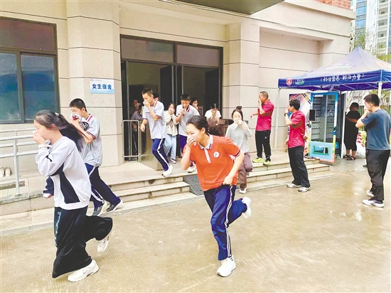 江門市華僑中學(xué)組織開展消防應(yīng)急疏散演練。