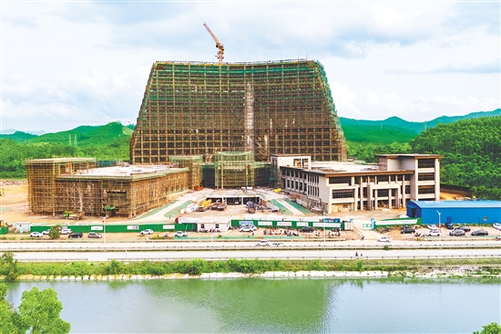 廣東騰奕溫泉頤養(yǎng)城項(xiàng)目計(jì)劃總投資約16億元，規(guī)劃用地約740畝，預(yù)計(jì)2027年3月底前完工。