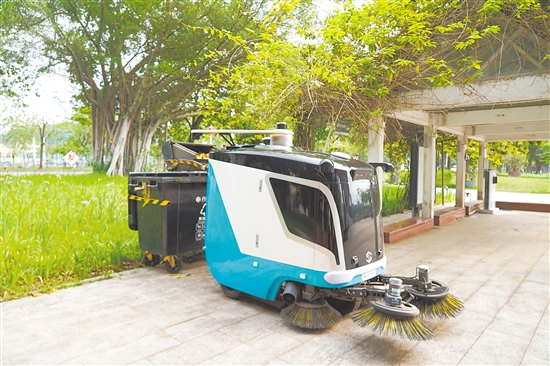 智能無人駕駛清掃車在自主傾倒垃圾。