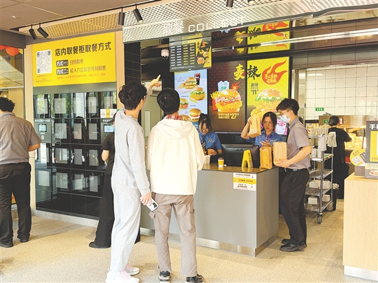 廣東南方職業(yè)學(xué)院南校區(qū)麥當(dāng)勞開業(yè)，吸引眾多學(xué)子前來(lái)。