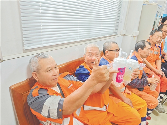 環(huán)衛(wèi)工人品嘗甘蔗凍茶飲后給出好評。